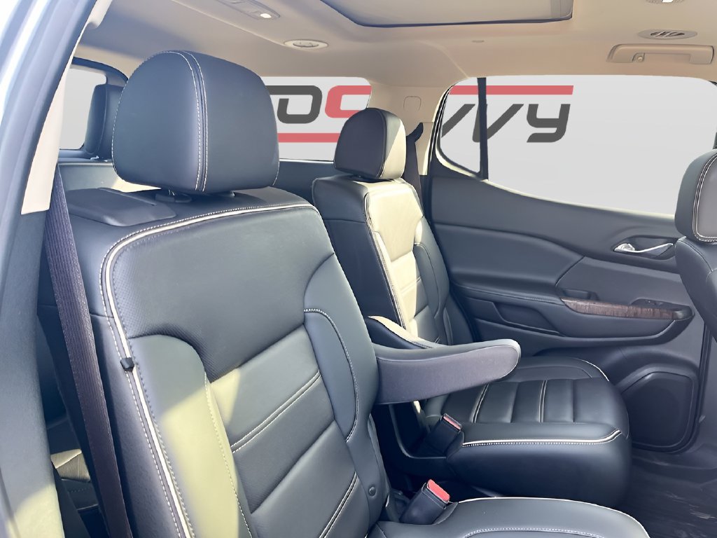 Used 2021 GMC Acadia Denali w/ Denali Technology Package FWD image 30