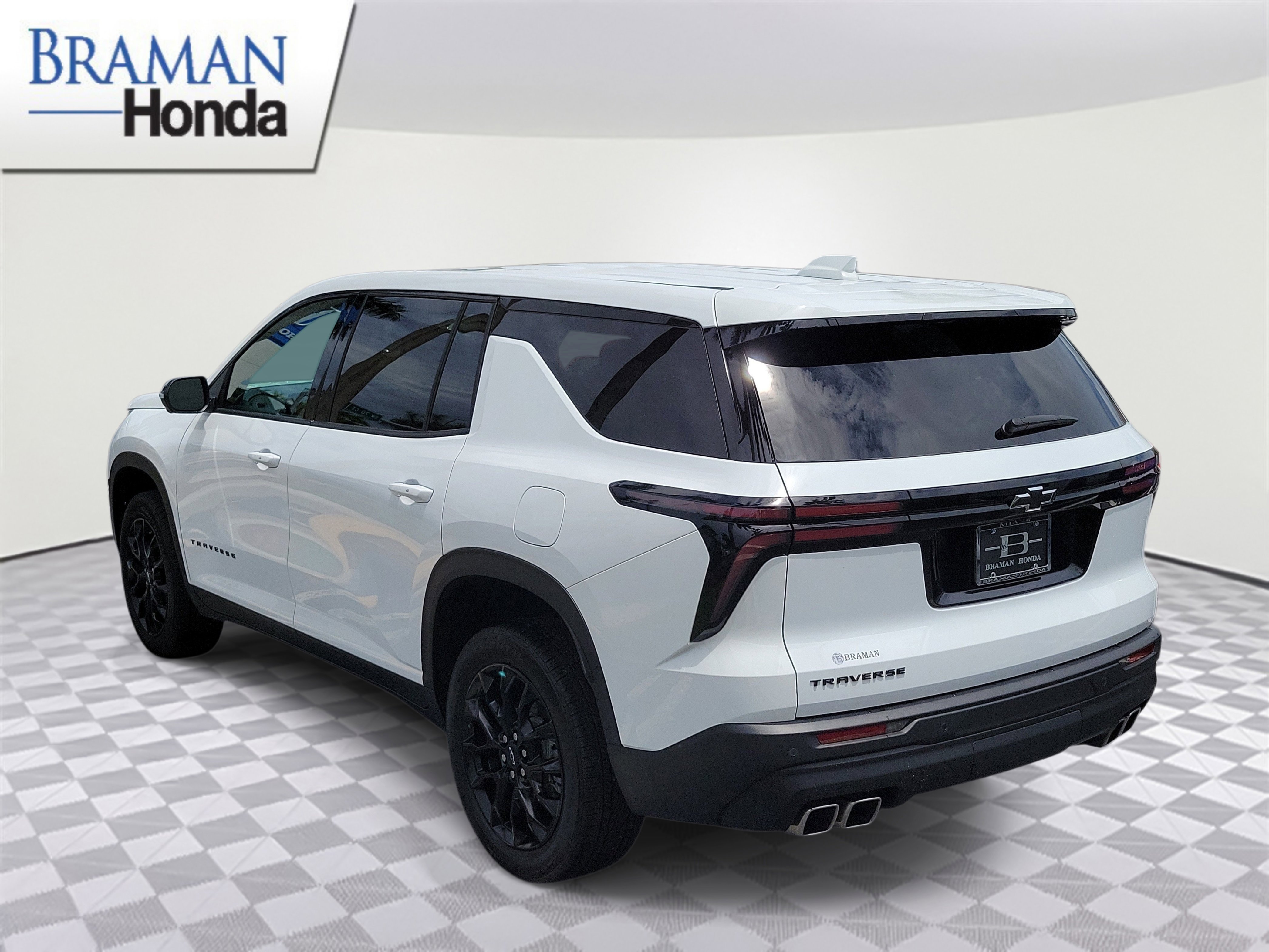 Used 2024 Chevrolet Traverse LS w/ Midnight/Sport Edition FWD image 4