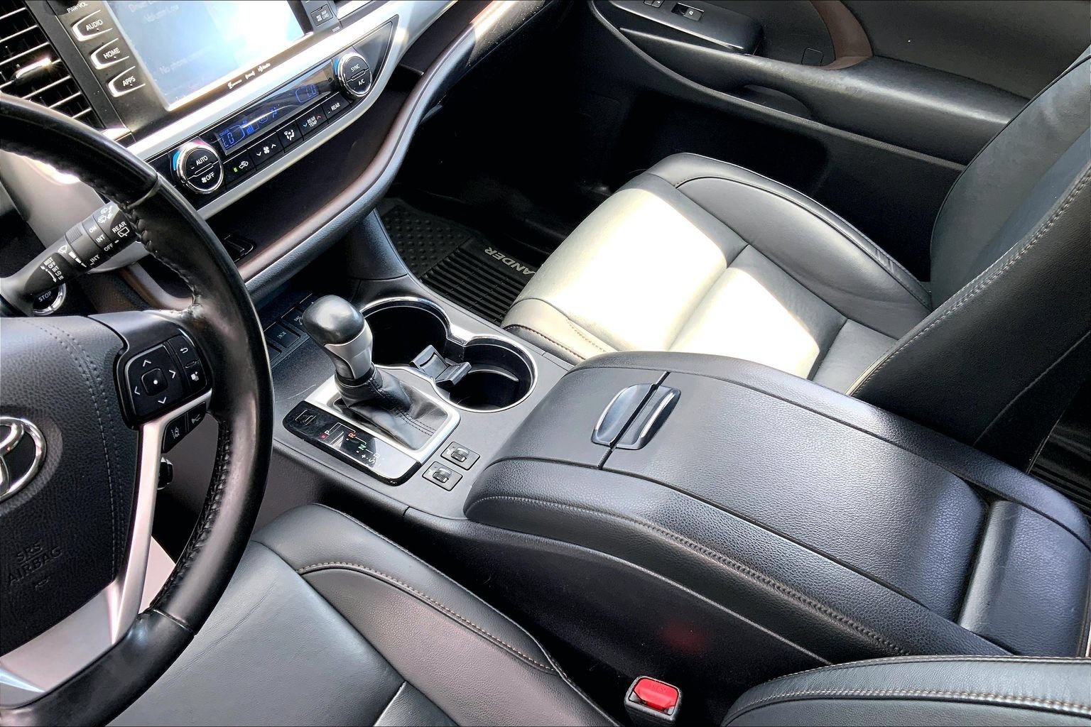 Used 2019 Toyota Highlander XLE AWD/4WD image 16