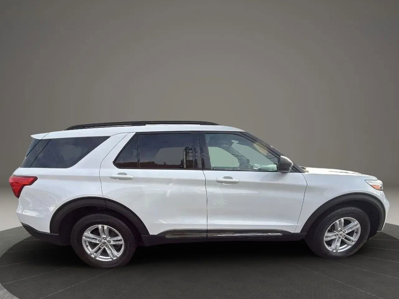 Used 2020 Ford Explorer XLT w/ Comfort Package image 4