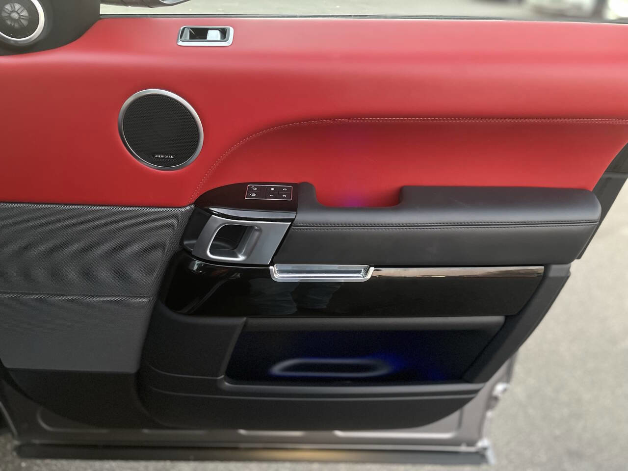 Used 2020 Land Rover Range Rover Sport SVR image 17