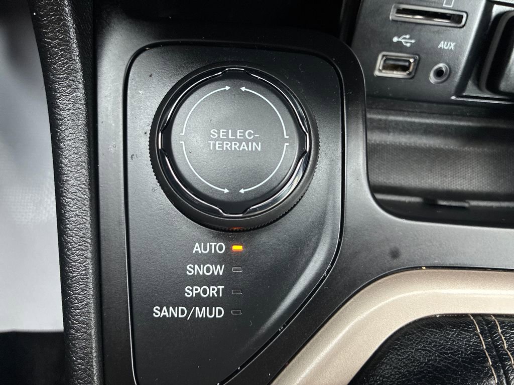 Used 2017 Jeep Cherokee Limited AWD/4WD image 30