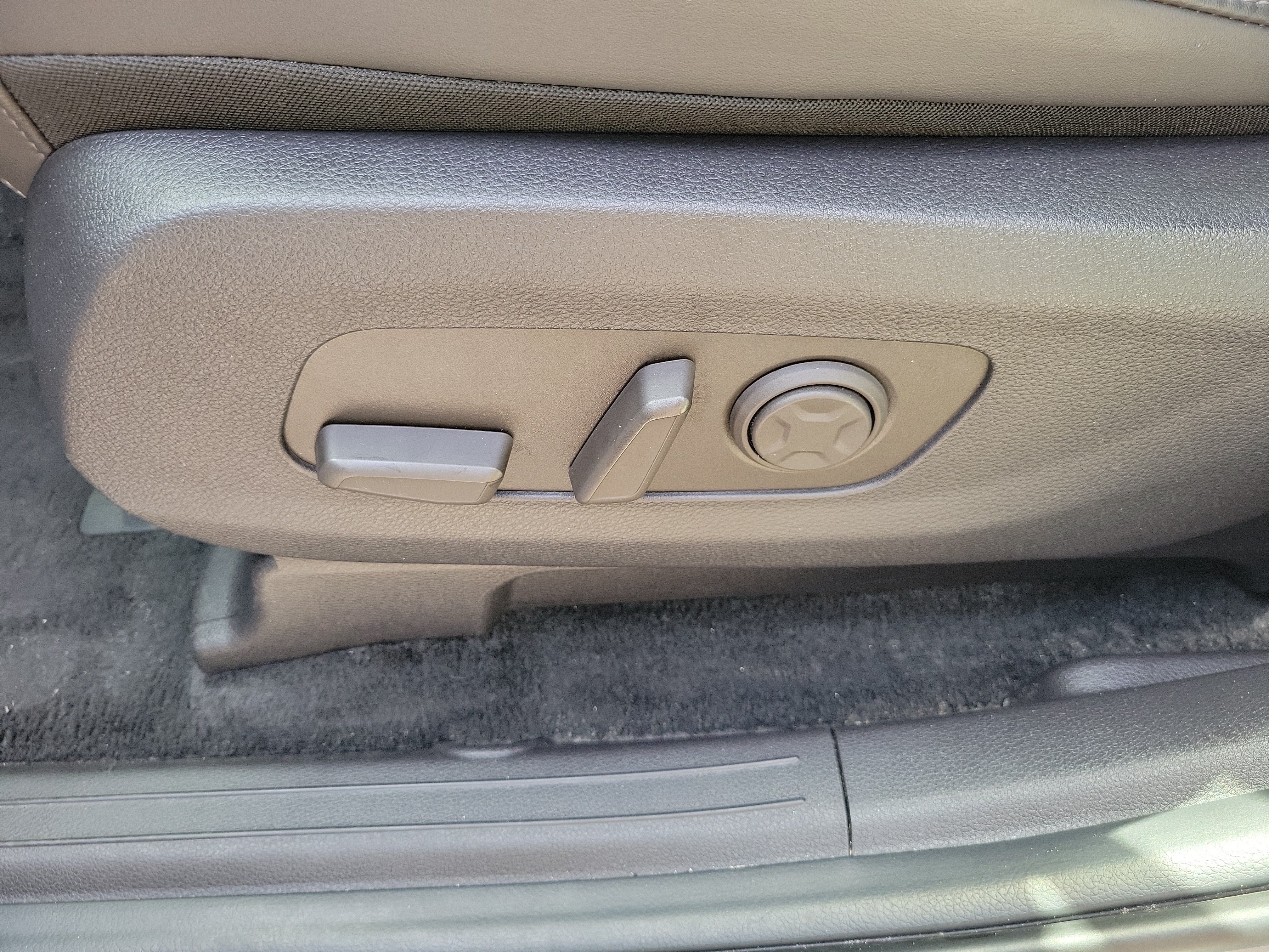 Certified 2025 Kia Carnival EX FWD image 24