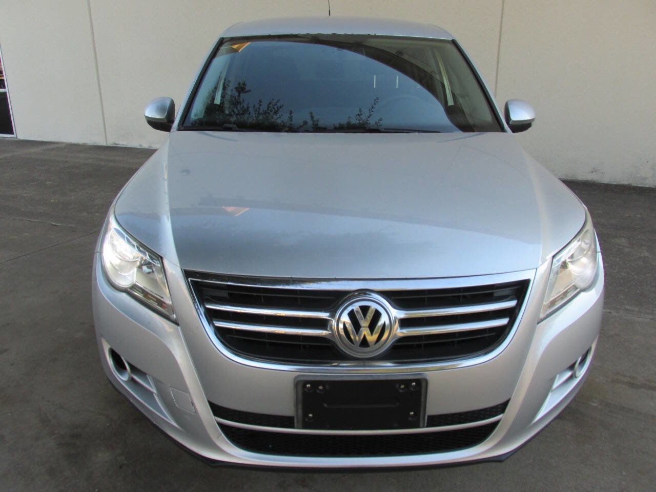 Used 2011 Volkswagen Tiguan S FWD image 3