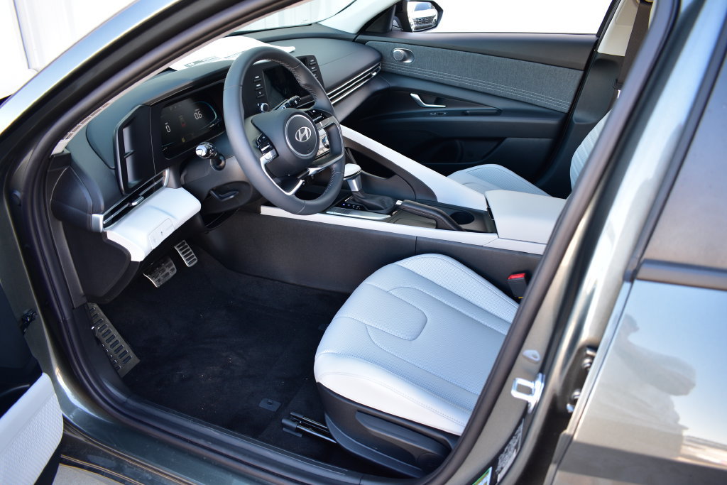 New 2026 Hyundai Elantra SEL Sport FWD image 16