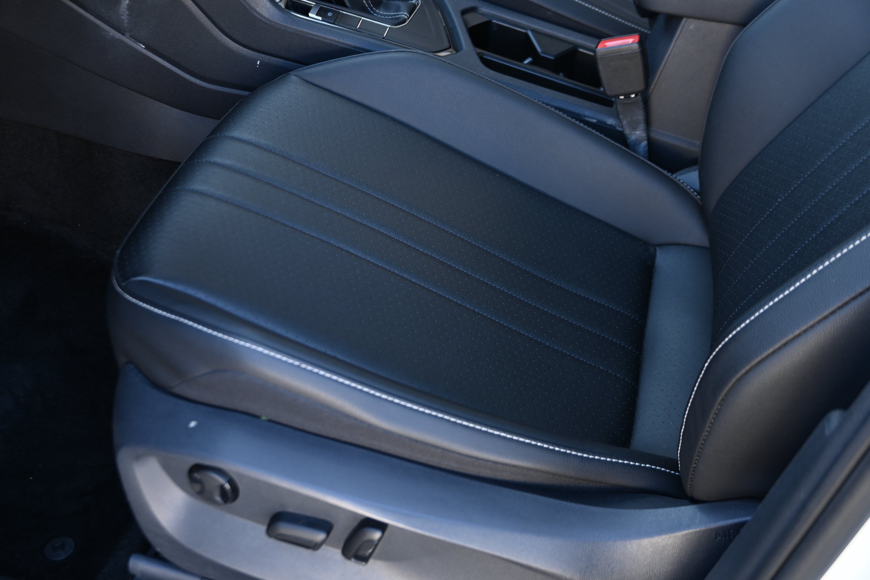 Used 2023 Volkswagen Tiguan SE w/ Panoramic Sunroof Package FWD image 29