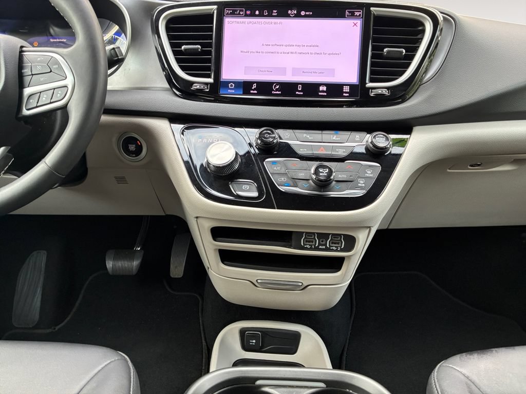 Used 2024 Chrysler Pacifica Touring-L FWD image 11
