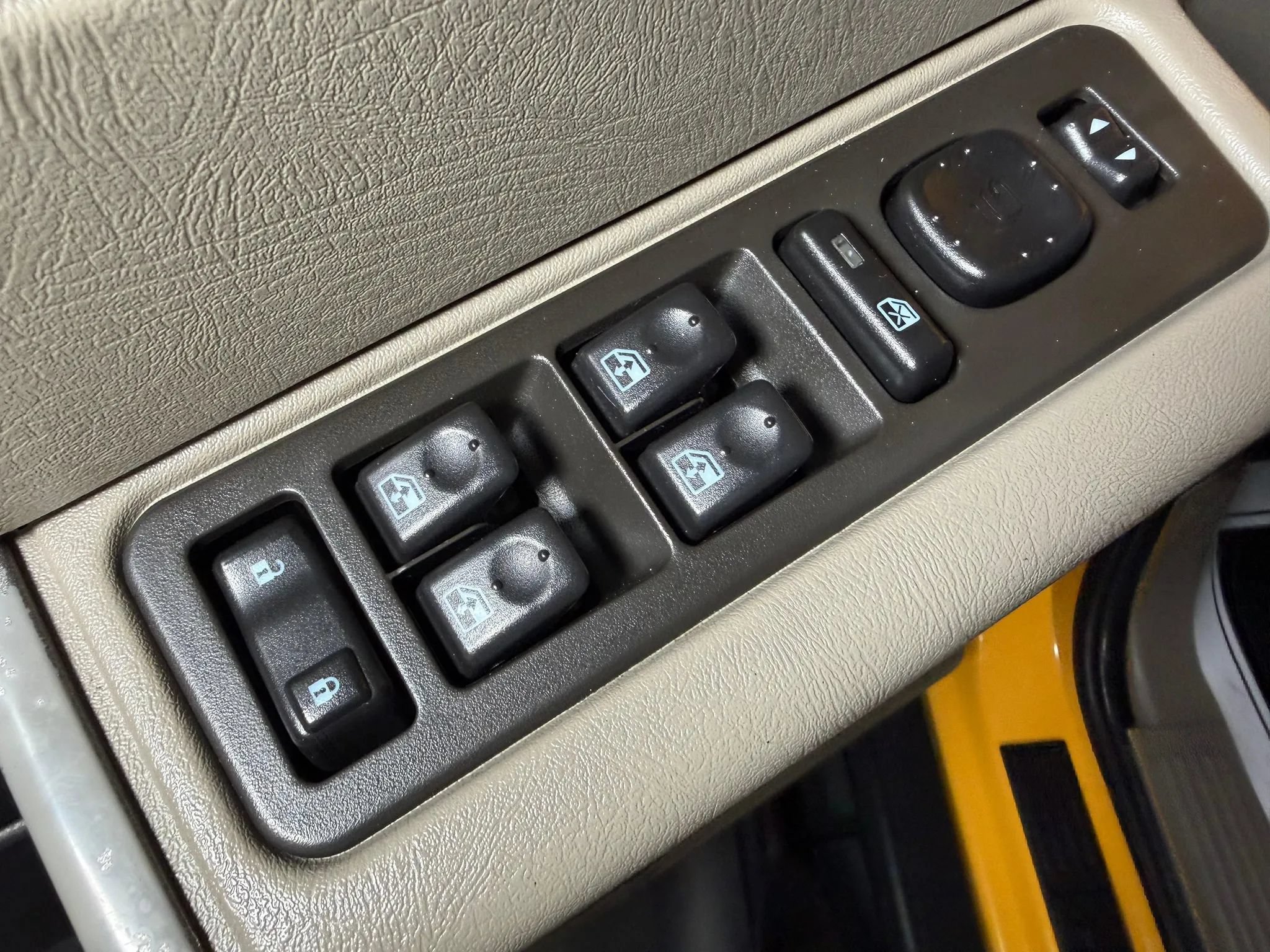 Used 2004 HUMMER H2 w/ Preferred Equipment Group AWD/4WD image 21