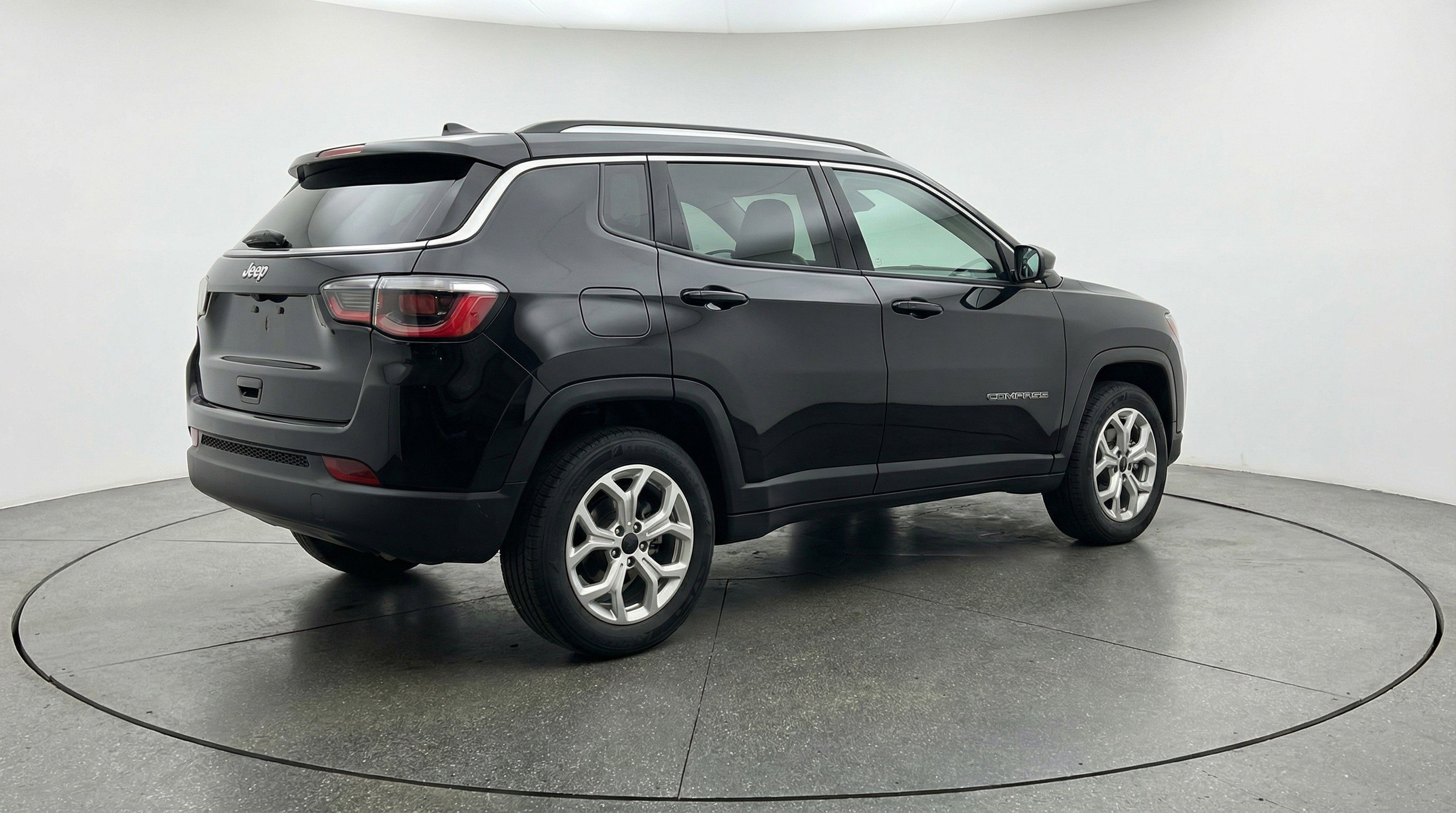 Used 2025 Jeep Compass Latitude image 9