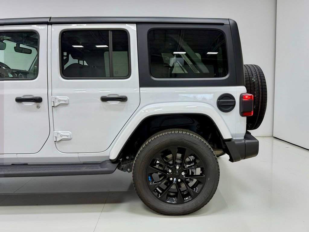 Used 2023 Jeep Wrangler Sahara w/ Cold Weather Group image 16