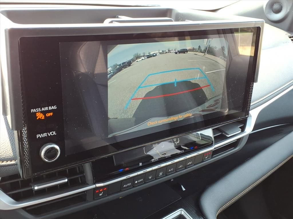 Used 2025 Toyota Sienna XLE Woodland Edition image 23