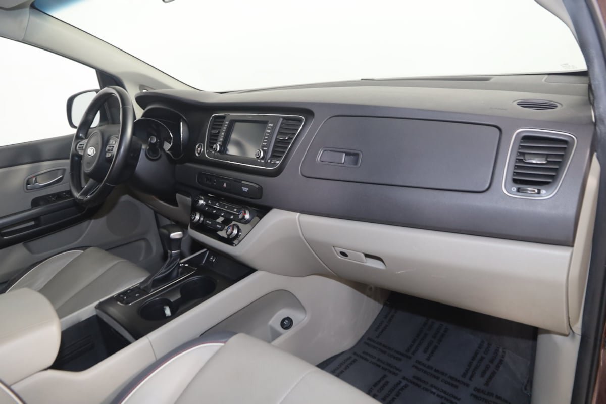 Used 2017 Kia Sedona LX w/ LX Essentials Premium Package FWD image 31