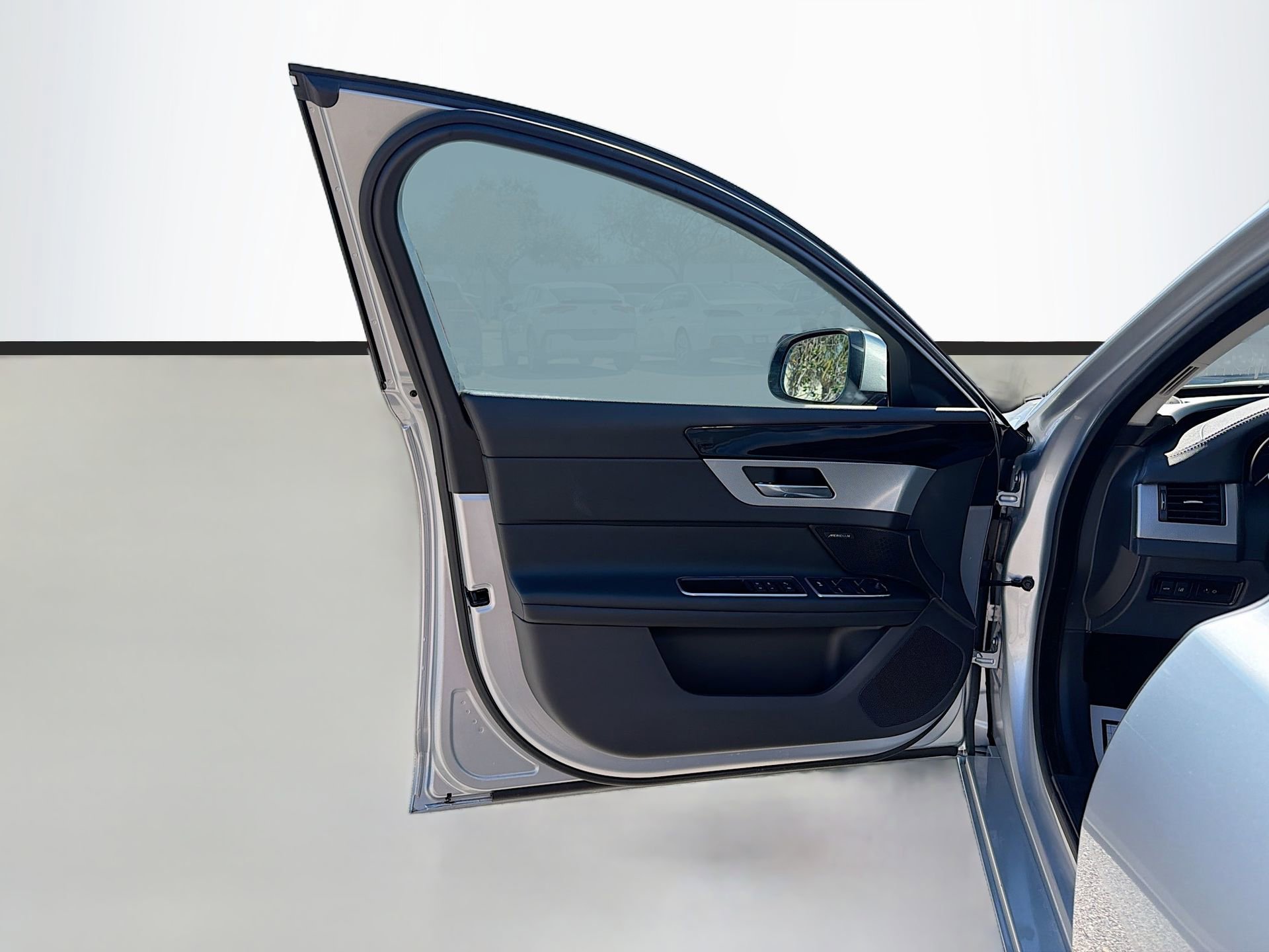 Used 2018 Jaguar XF Premium image 21