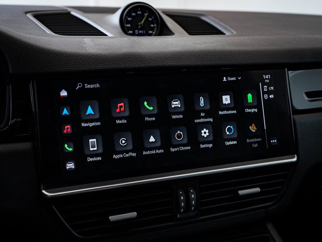 Certified 2022 Porsche Cayenne E-Hybrid w/ Premium Package image 37