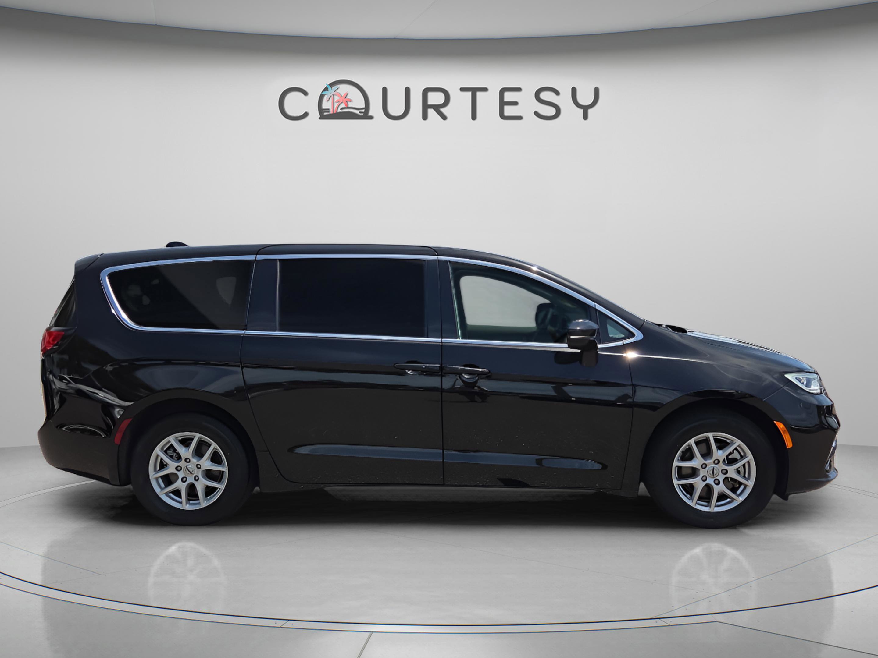 Used 2024 Chrysler Pacifica Touring-L FWD image 6