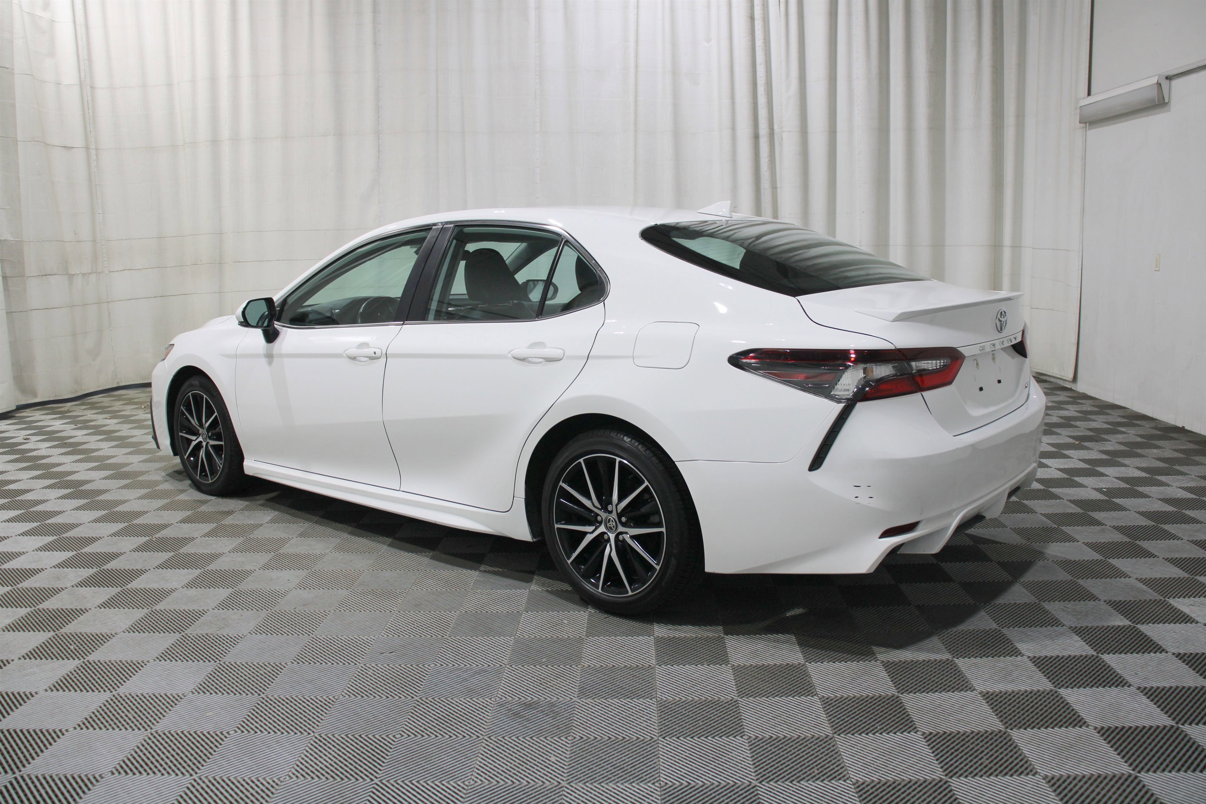 Used 2023 Toyota Camry SE image 31