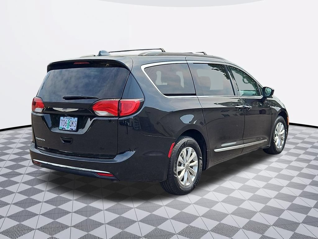 Used 2017 Chrysler Pacifica Touring-L FWD image 6