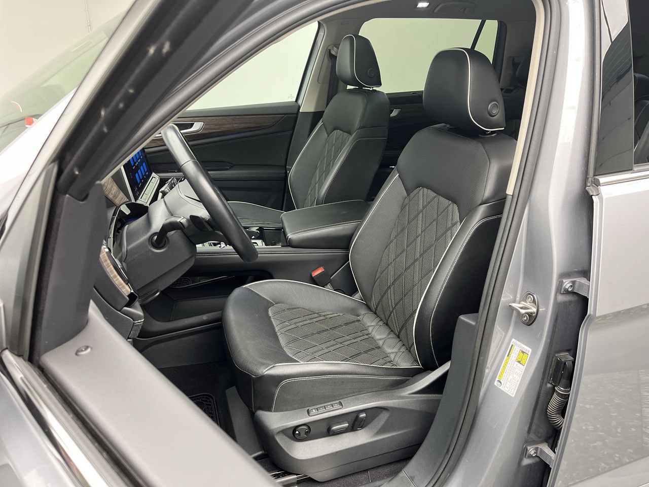 Used 2024 Volkswagen Atlas SEL Premium R-Line AWD/4WD image 11