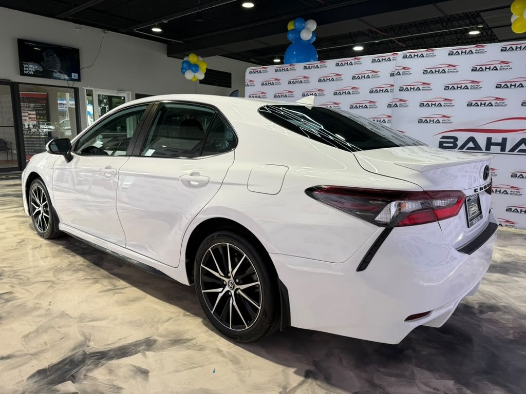 Used 2023 Toyota Camry SE FWD image 3