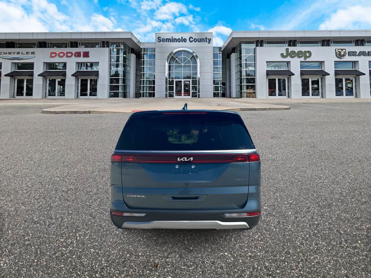 Used 2024 Kia Carnival EX FWD image 7