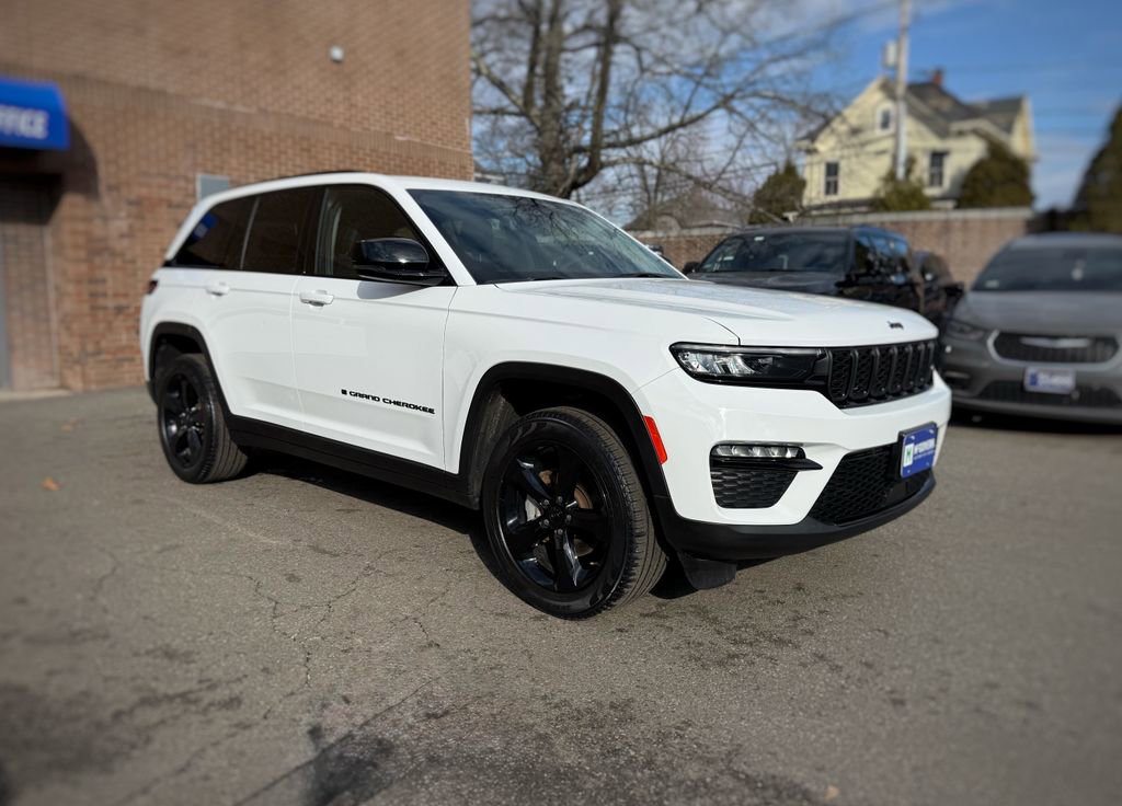 Used 2023 Jeep Grand Cherokee Limited w/ Black Appearance Package AWD/4WD image 3
