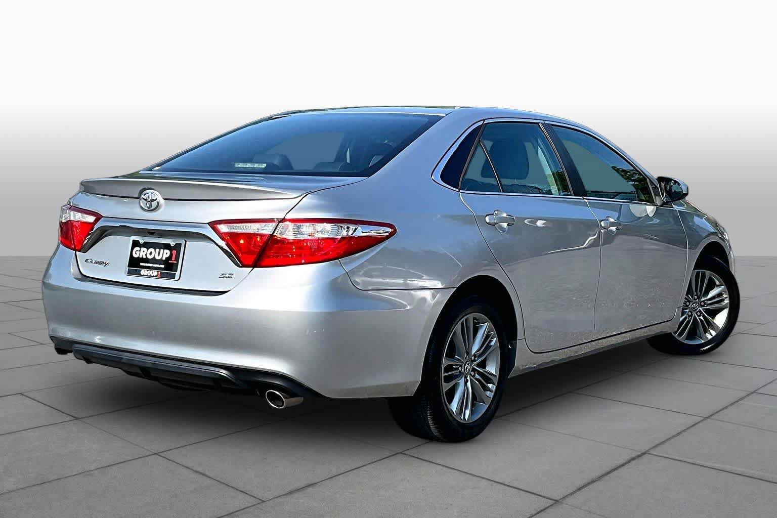 Used 2017 Toyota Camry SE FWD image 13
