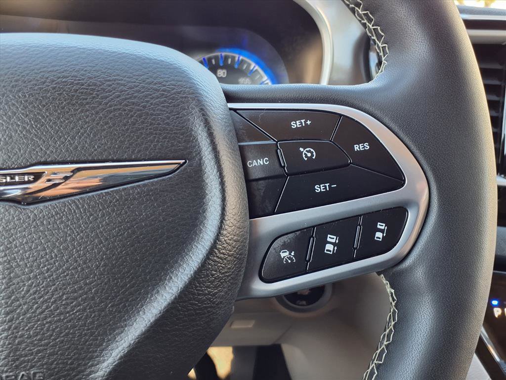 Used 2023 Chrysler Pacifica Touring-L image 15