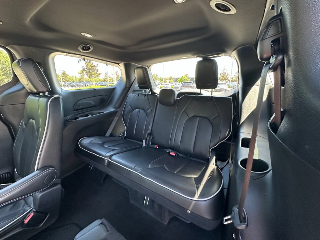 Used 2025 Chrysler Pacifica Limited FWD image 24