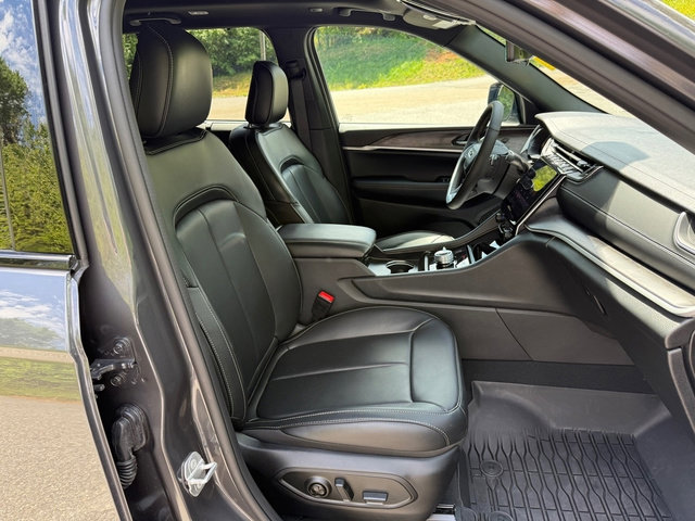 Used 2025 Jeep Grand Cherokee Limited w/ Luxury Tech Group II AWD/4WD image 20