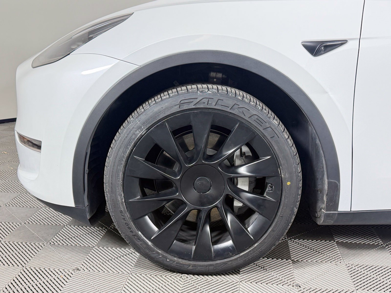 Used 2024 Tesla Model Y Long Range AWD/4WD image 5