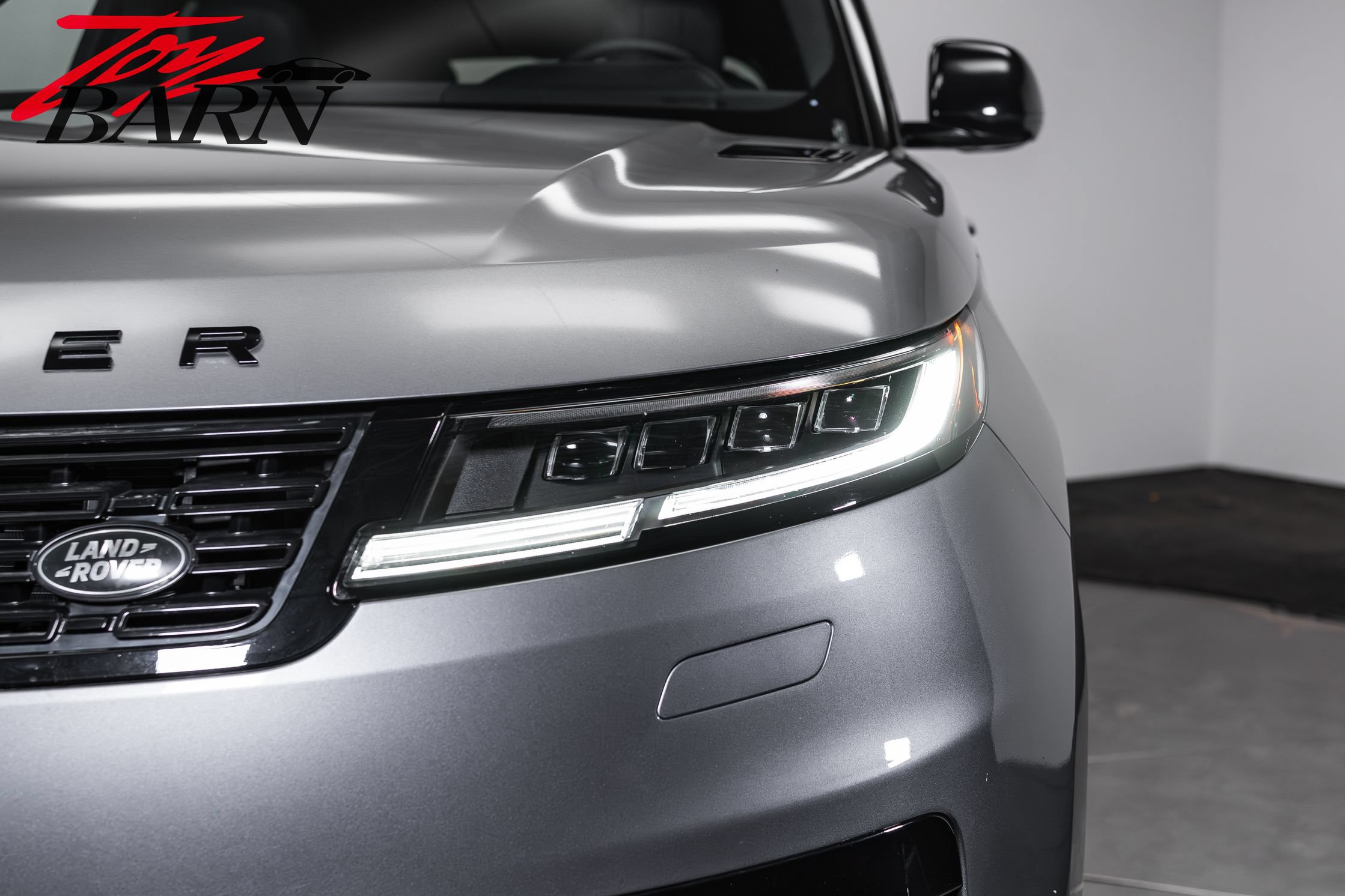 Used 2025 Land Rover Range Rover Sport SE AWD/4WD image 9