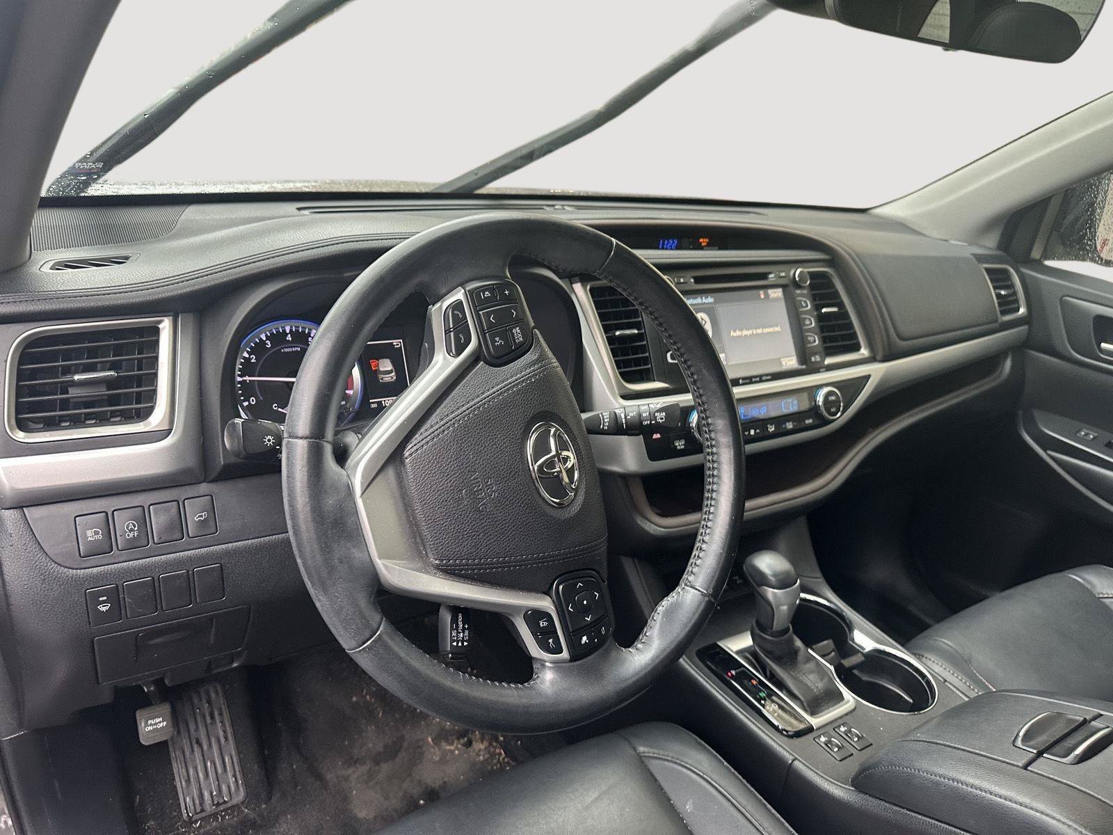 Used 2017 Toyota Highlander XLE AWD/4WD image 10