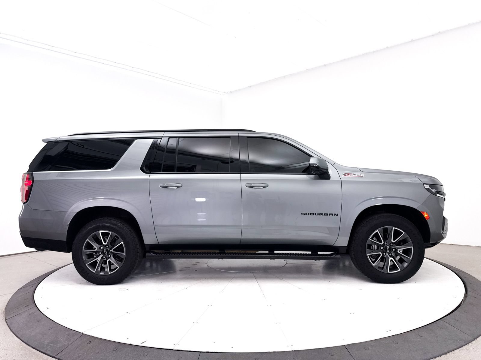 Used 2024 Chevrolet Suburban Z71 w/ Luxury Package AWD/4WD image 46