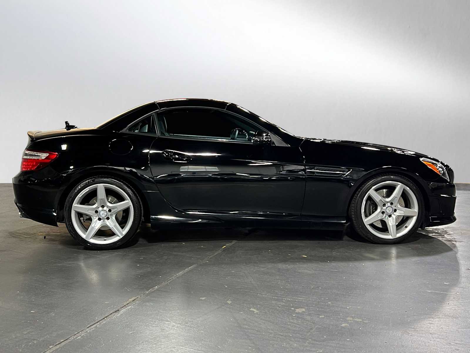 Used 2015 Mercedes-Benz SLK 350 image 2