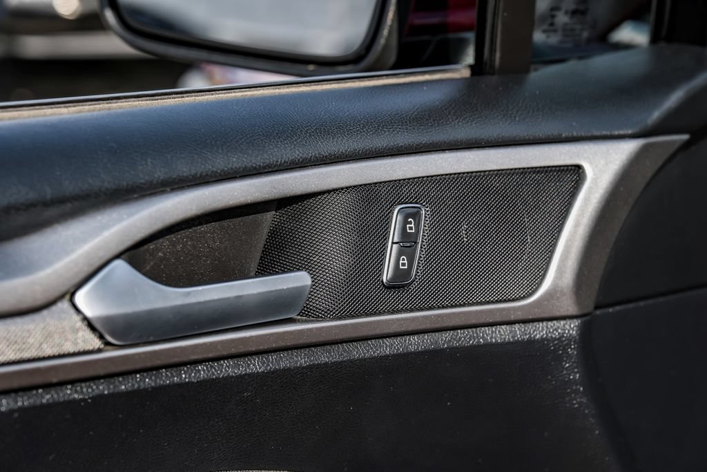 Used 2018 Ford Fusion SE w/ Fusion SE Technology Package FWD image 39