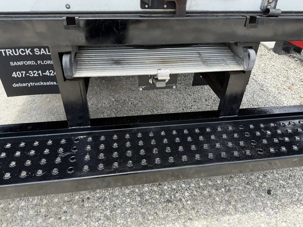 Used 2023 Isuzu NPR image 9