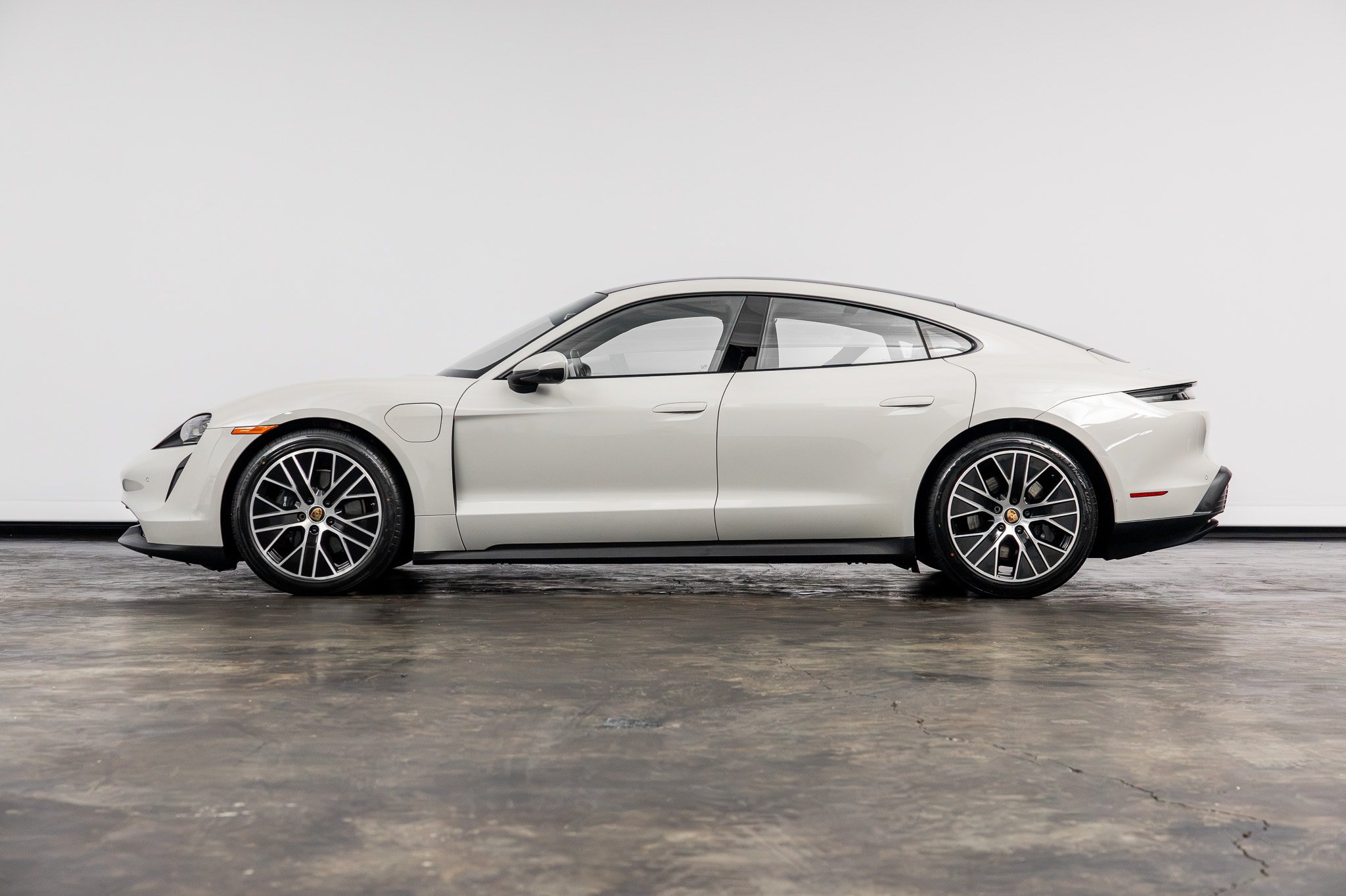 Used 2021 Porsche Taycan RWD image 9
