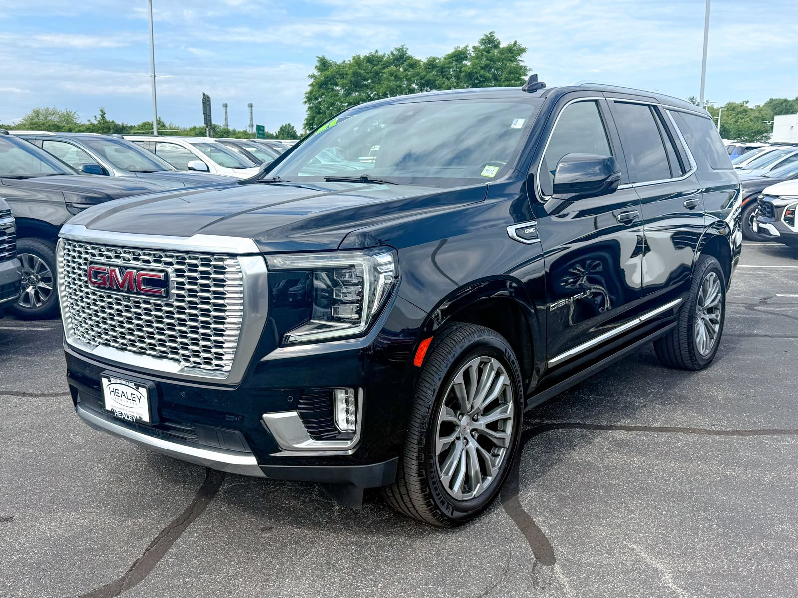 Certified 2021 GMC Yukon Denali w/ Denali Premium Package AWD/4WD image 3