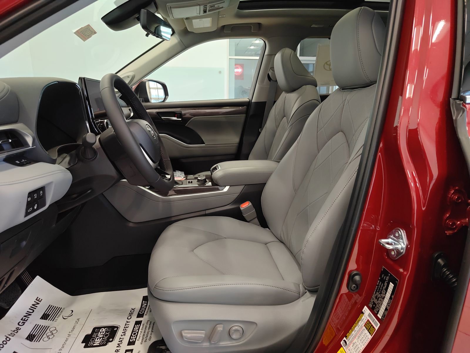 New 2026 Toyota Highlander Platinum image 11