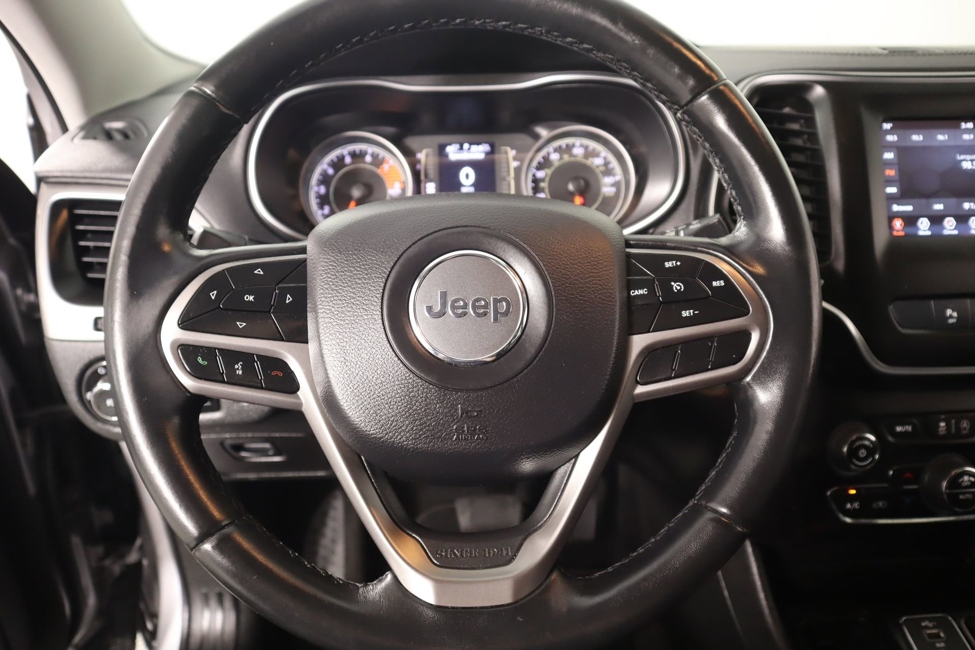 Used 2019 Jeep Cherokee Latitude Plus w/ Comfort/Convenience Group image 3