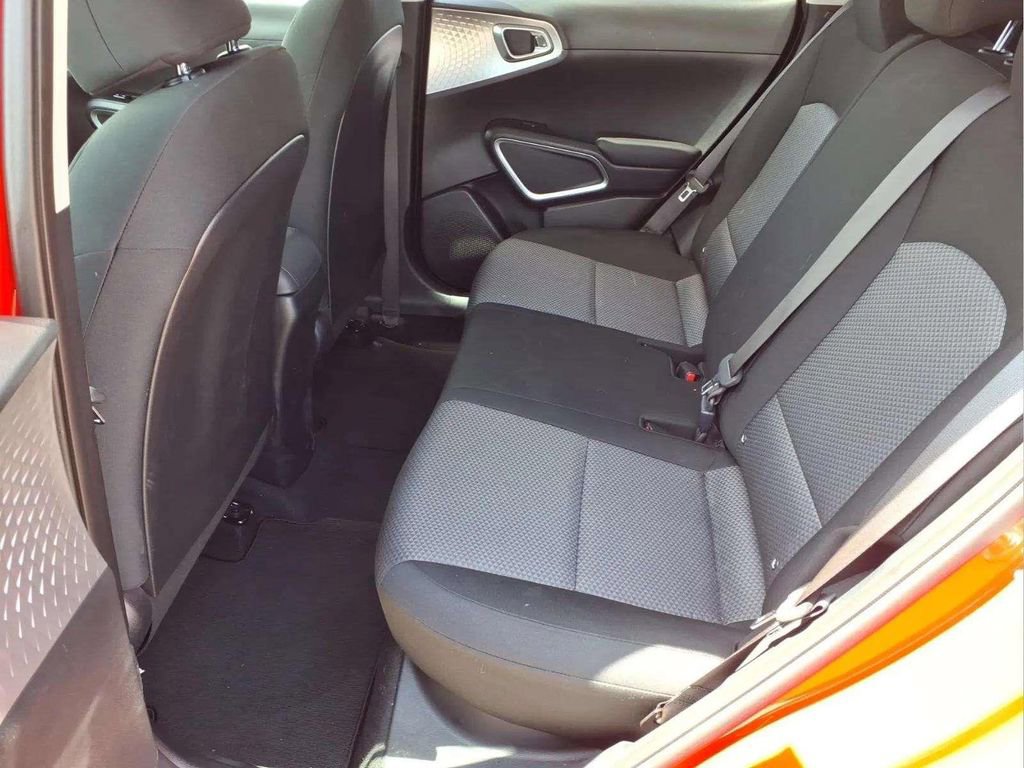 Used 2025 Kia Soul LX w/ LX Technology Package FWD image 13