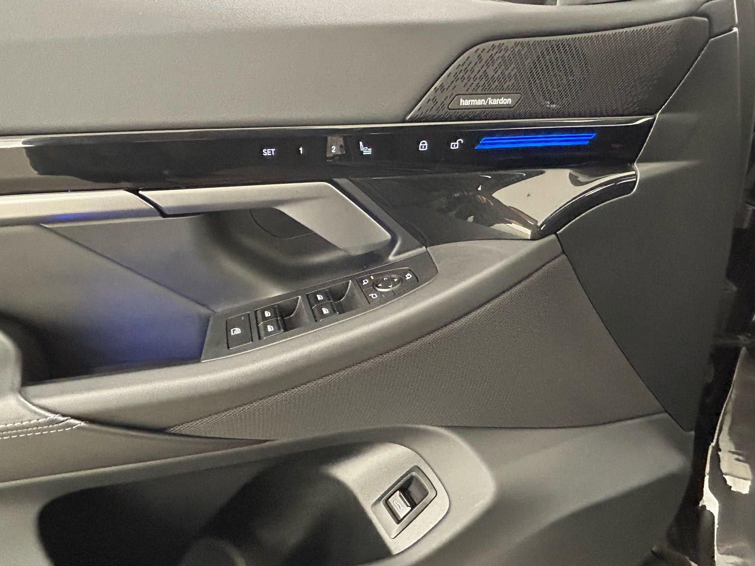 Used 2025 BMW 530i xDrive w/ Premium Package image 25