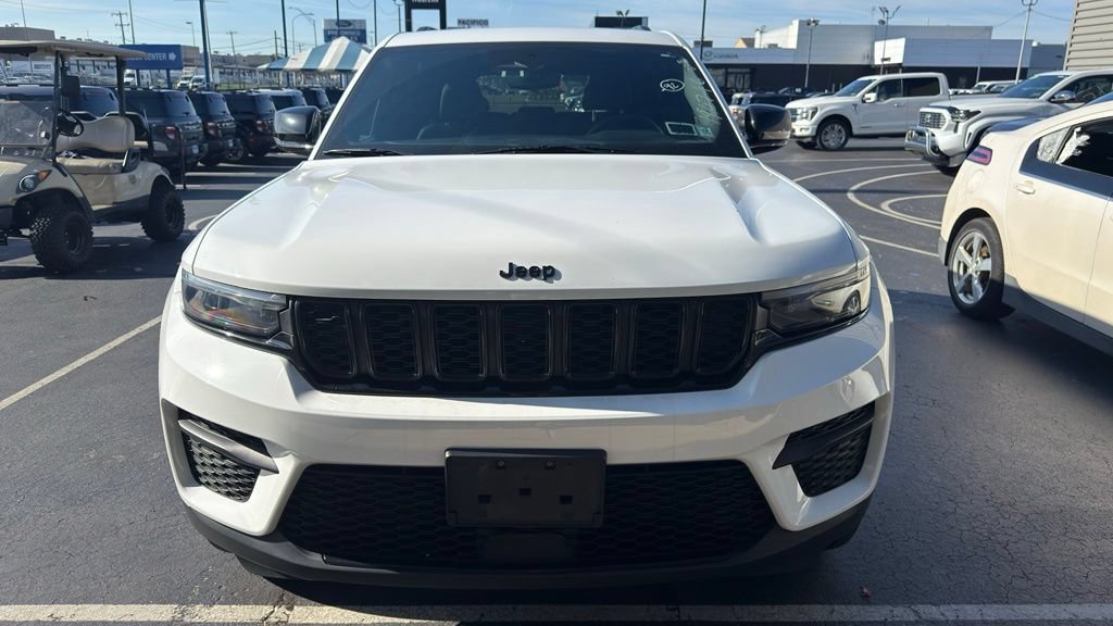 Used 2023 Jeep Grand Cherokee Altitude AWD/4WD image 3