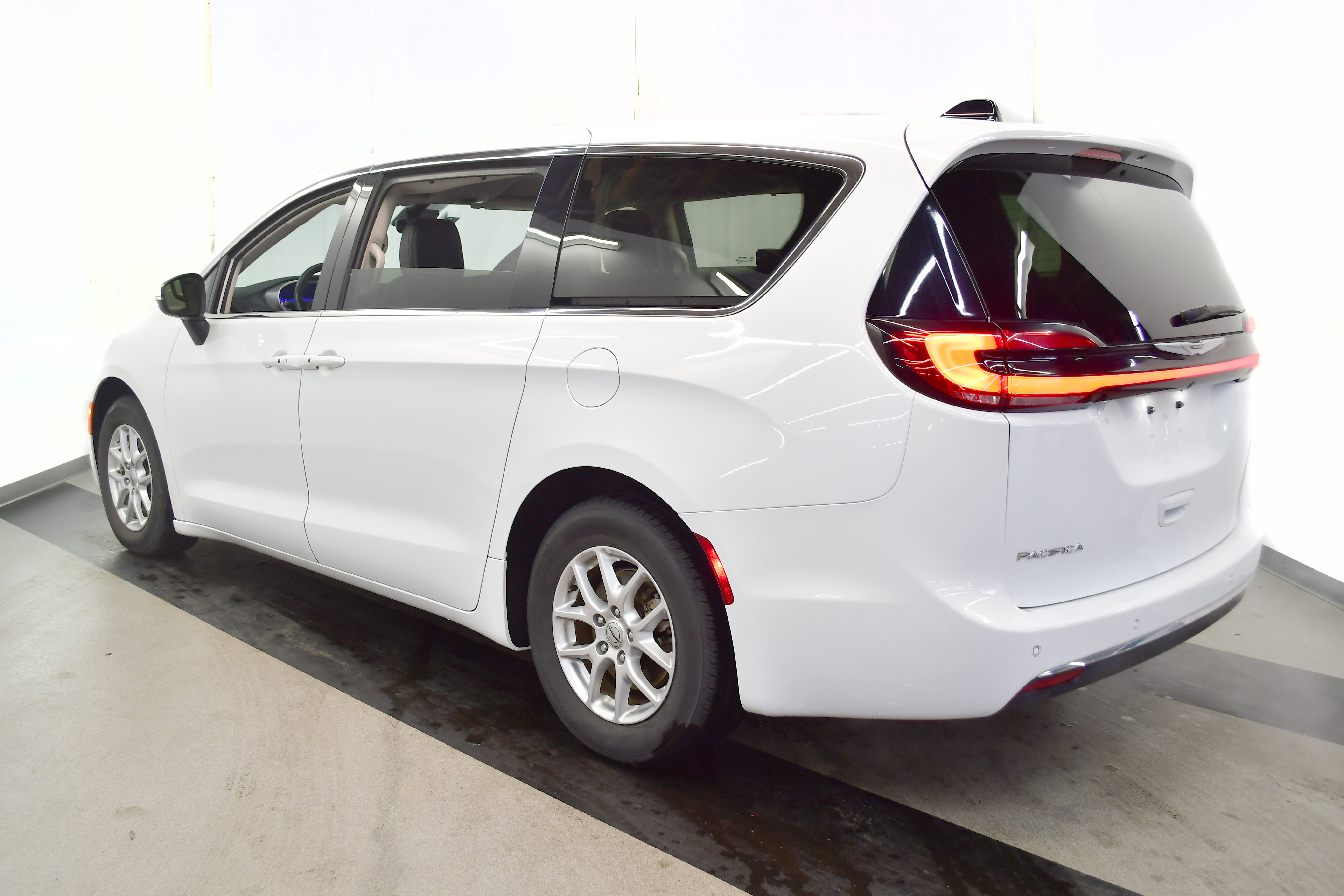 Used 2023 Chrysler Pacifica Touring-L image 8