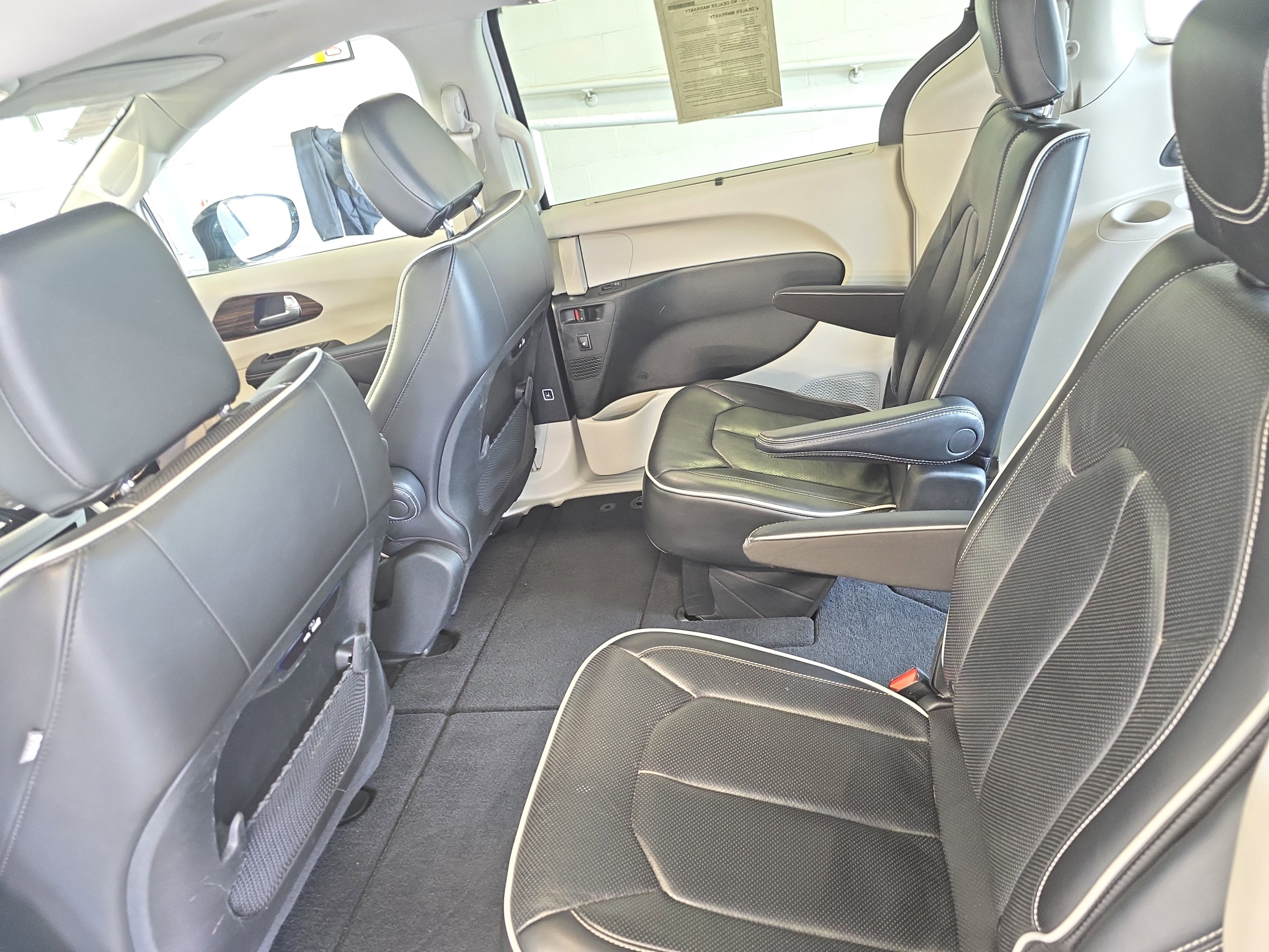 Used 2023 Chrysler Pacifica Limited FWD image 13