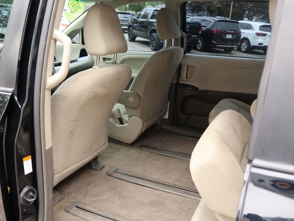 Used 2017 Toyota Sienna L FWD image 32