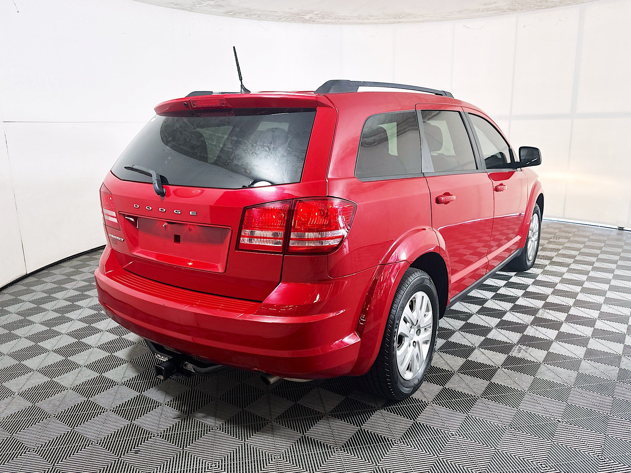 Used 2019 Dodge Journey SE FWD image 3