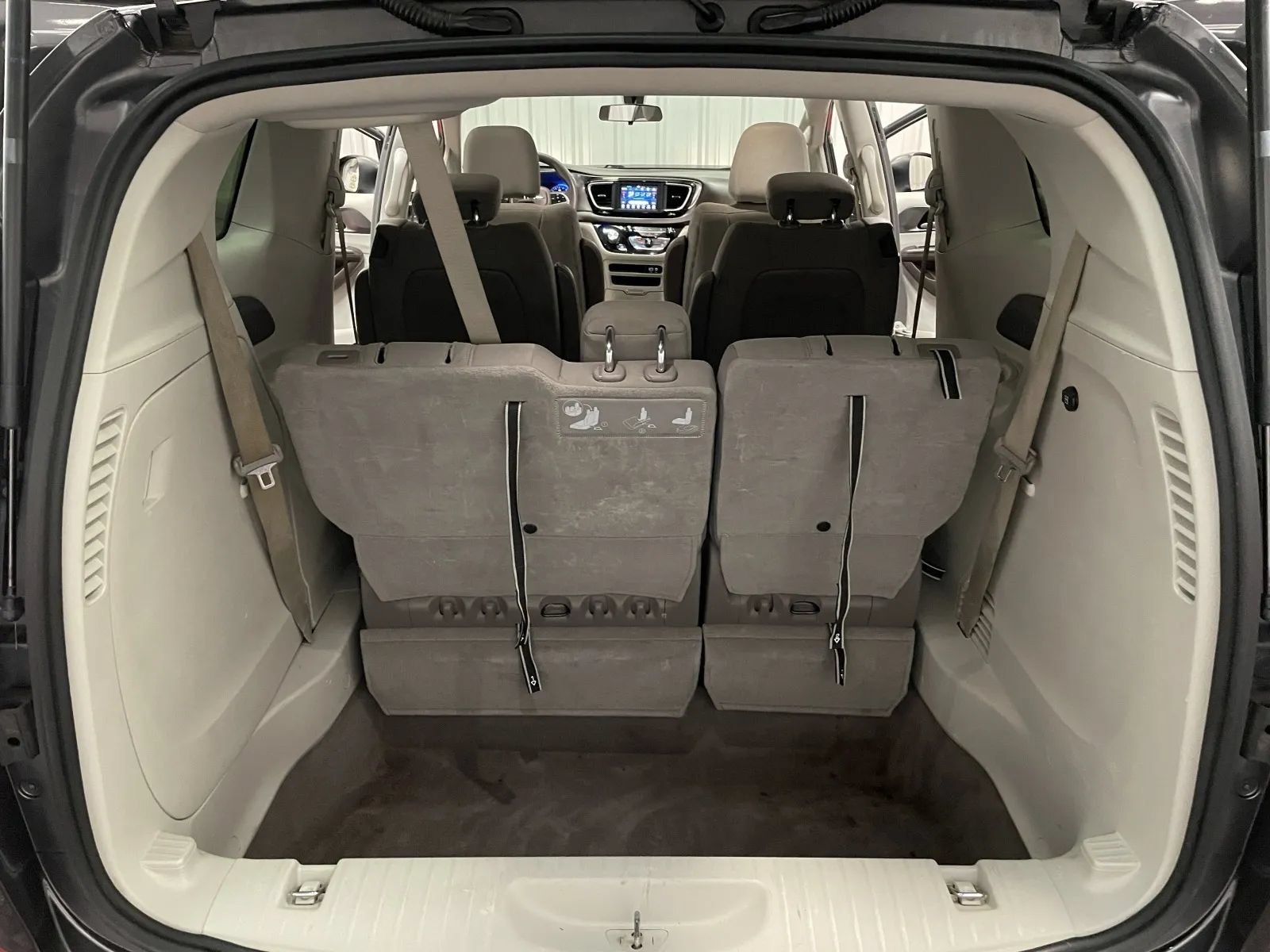 Used 2018 Chrysler Pacifica LX FWD image 36