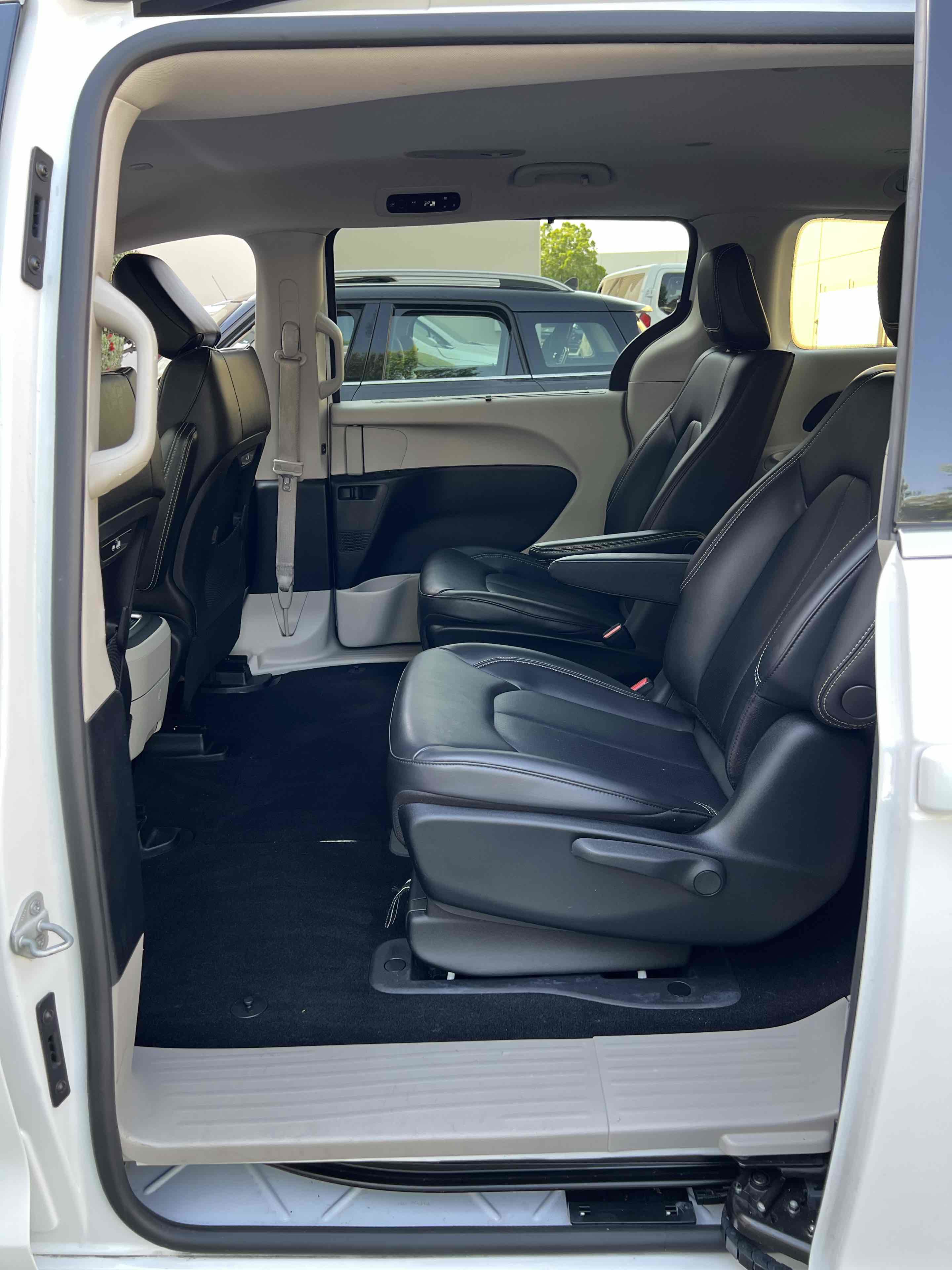Used 2023 Chrysler Pacifica Touring-L FWD image 35