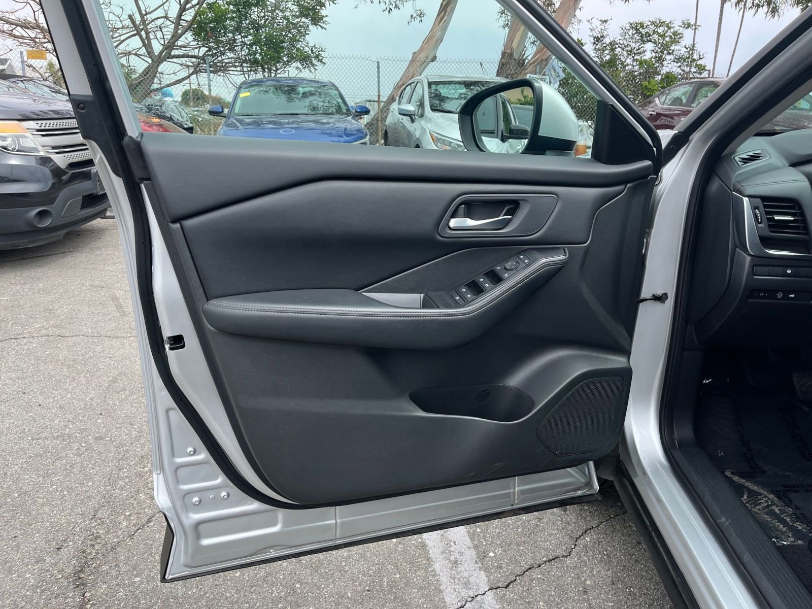 Used 2025 Nissan Rogue SV FWD image 18